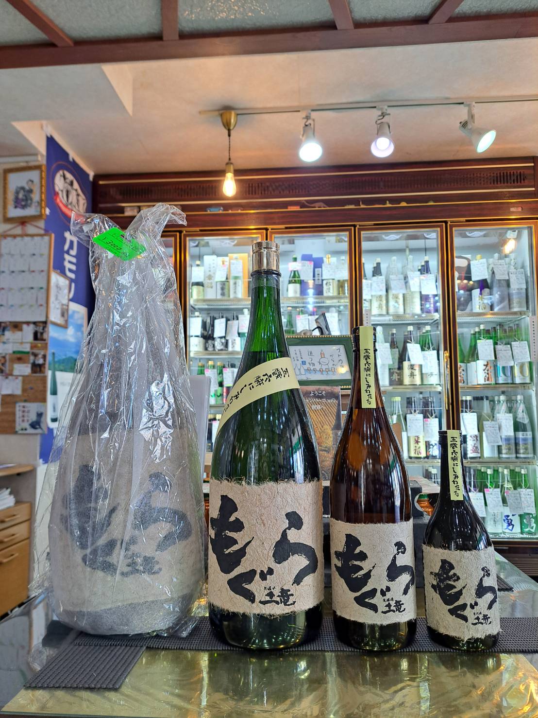 『大人気芋焼酎もぐらの益々繁盛瓶(4.5L)と同じサイズの抱き枕(55㎝)が入荷』